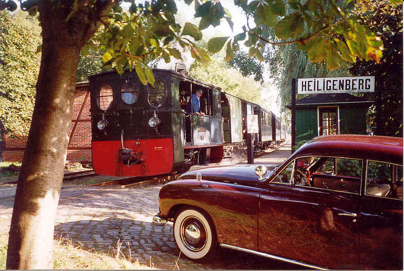 Tramway Lokomotive Plettenberg kreuzt einen Borgward Hansa 1500 von 1952