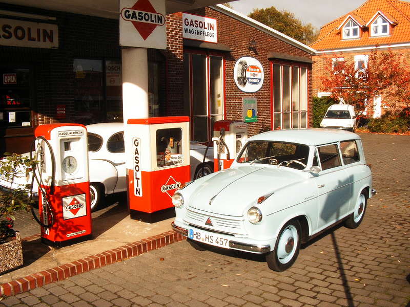 Tramway Lokomotive Plettenberg kreuzt einen Borgward Hansa 1500 von 1952