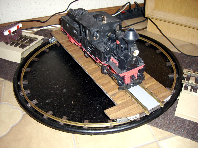 offene Drehscheibe mit Schlepptenderlokomotive