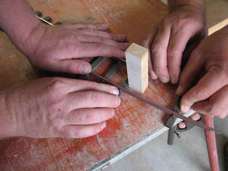 Schwellen auf vorgebogene Schienen gefädelt