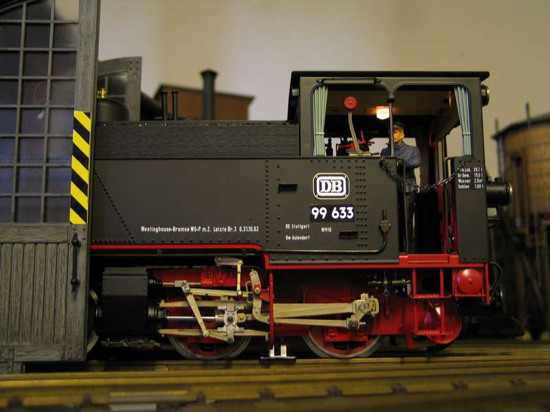 99 633 vor Lokschuppen