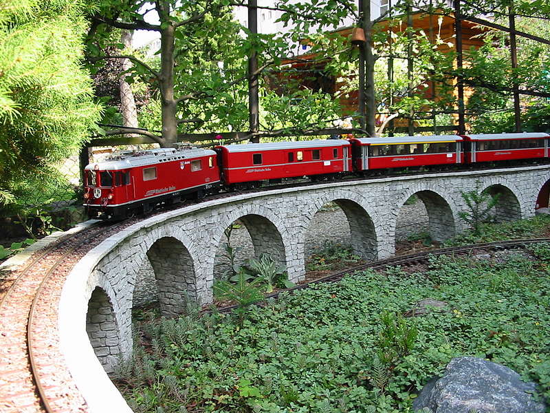 Zug auf Brusio-Viadukt