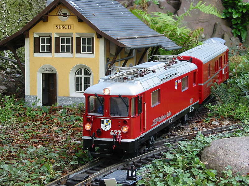 Zug im Bahnhof Susch
