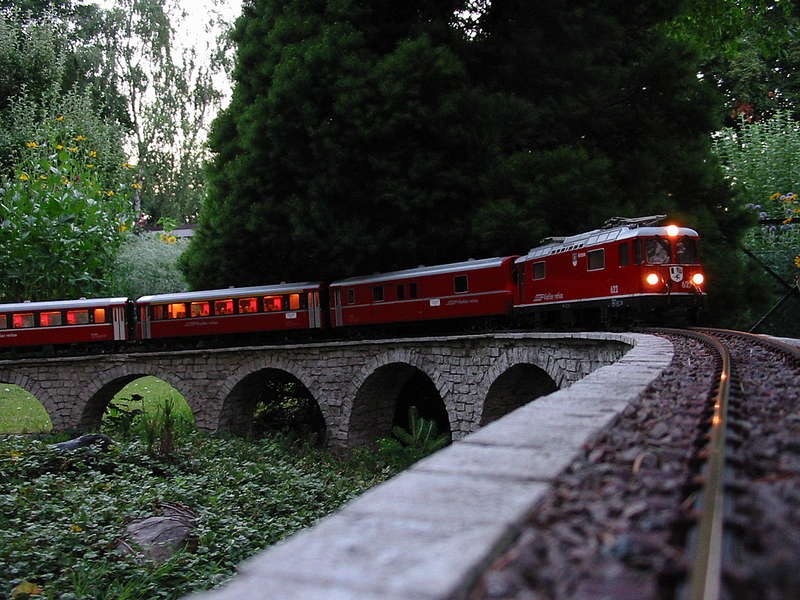 Abendzug auf Brusio-Viadukt