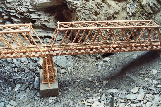 Erster Einbau der Howe Truss Bridge