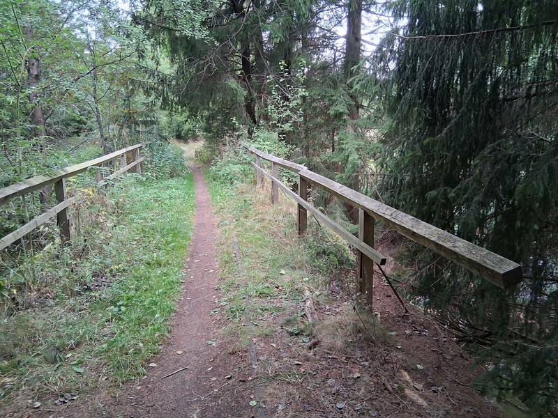 Der Wanderweg über die Brücke