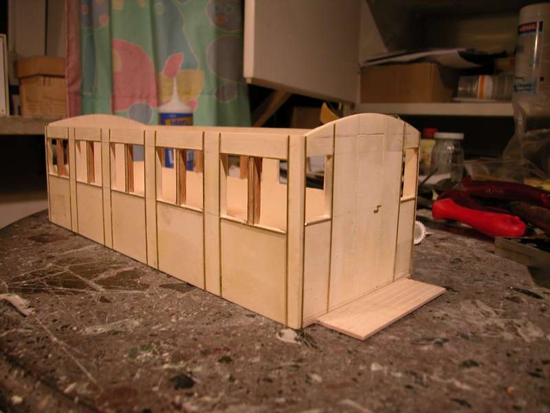 Zusammengebauter Wagenkasten mit dem Boden darunter.