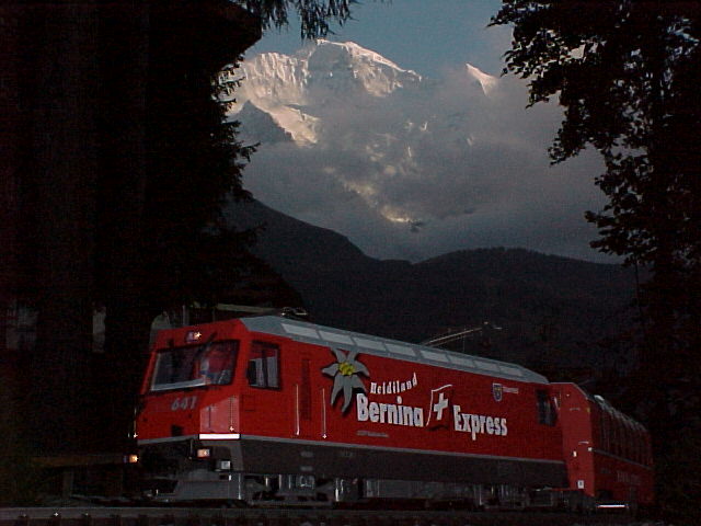 Berninaexpress vor echten Bergen