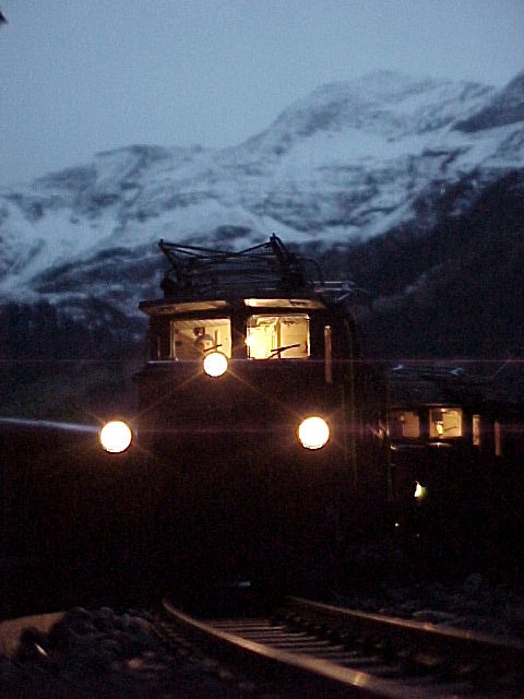 Abendzug im ersten Schnee