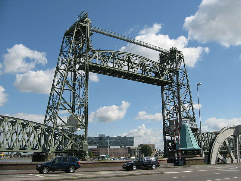 Eisenbahnbrücke in Rotterdam