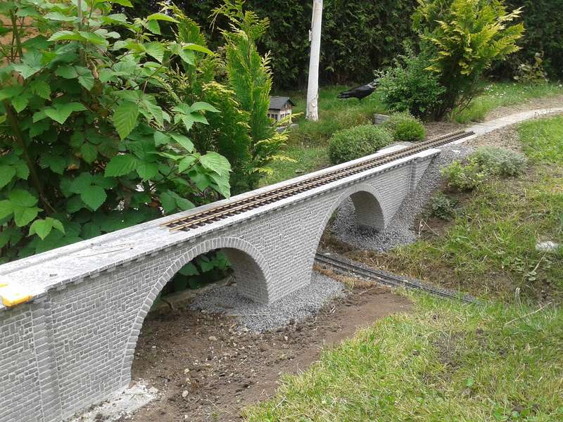 Steinbogenbrücke im Bau