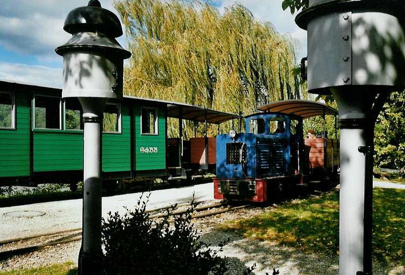 Der Dieselzug durchquert den Bahnhof Baumschulsee