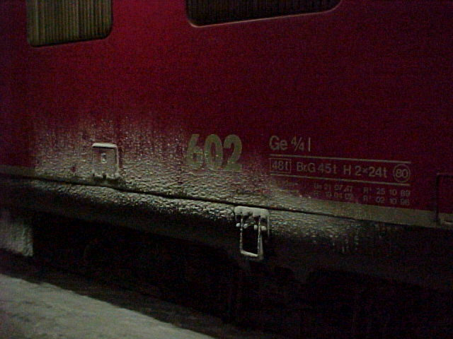 Detai von Schnee an Lok
