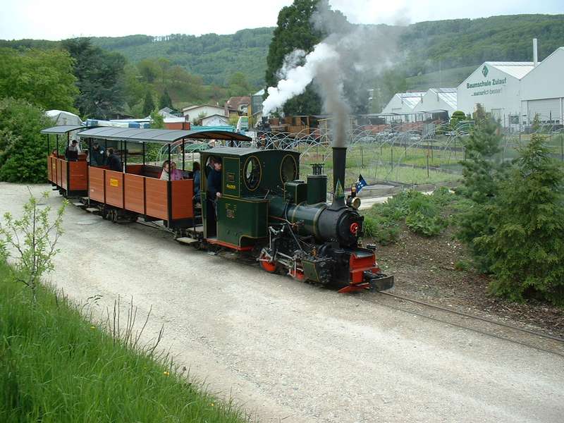 Molly und Emma im Bahnhof