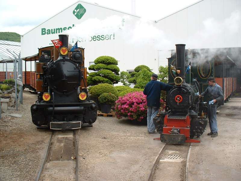Molly und Emma im Bahnhof
