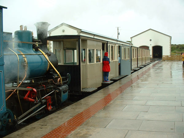 der zug in Giant's Causeway Station