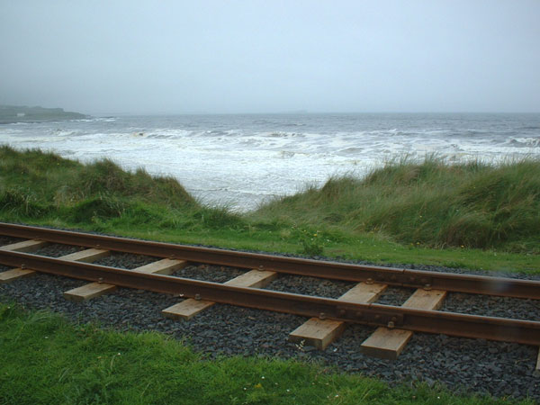 Gleis und Meer