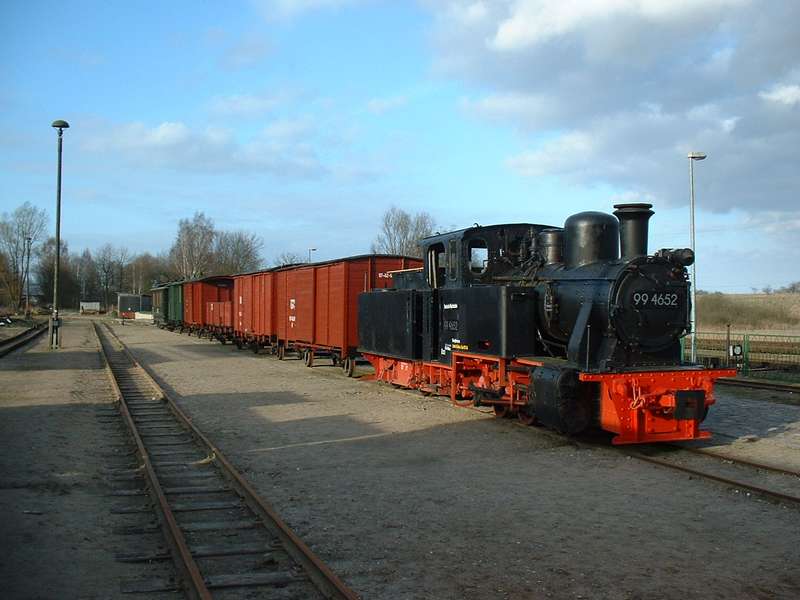 99 4652  in Putbus - mit neu gestrichenen Wagen