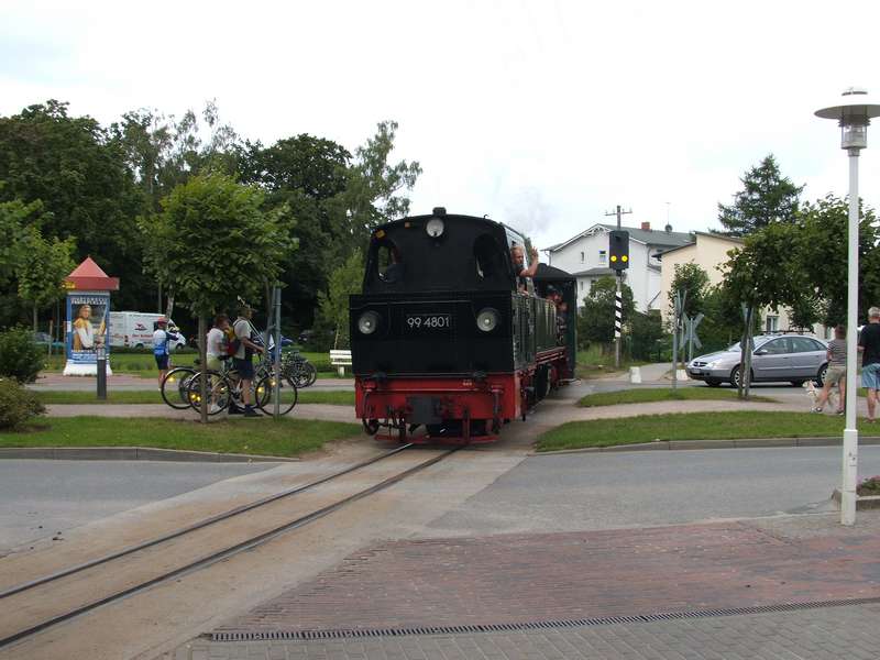 99 4801 überquert die Strassenkreuzung in Baabe