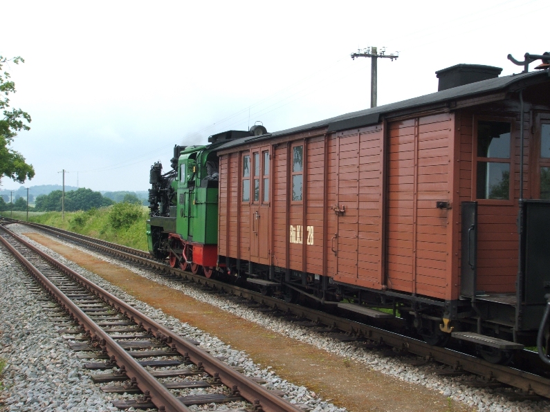 53 Mh wartet mit Traditionszug auf Kreuzung