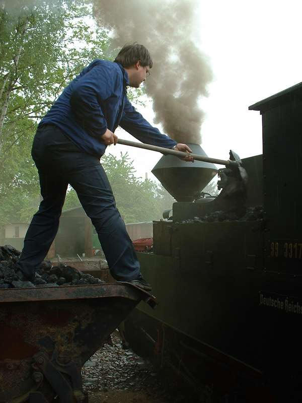 99 3317 der WEM wird bekohlt