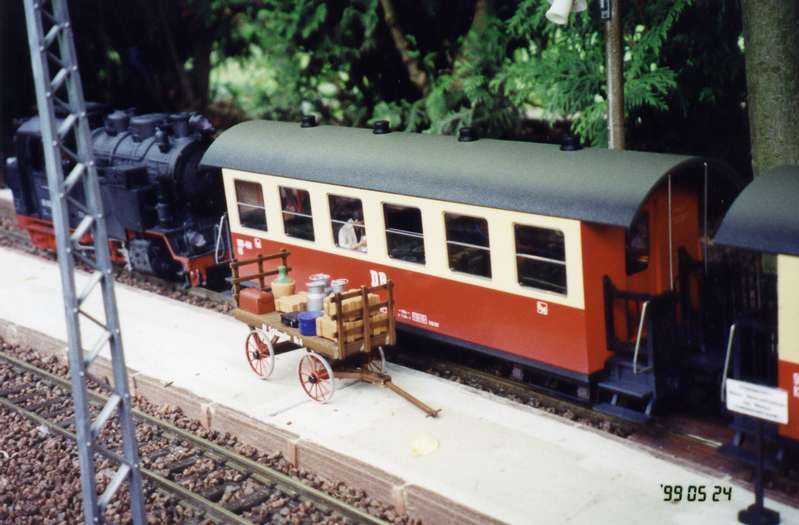 Personenzug wartet auf Abfahrt