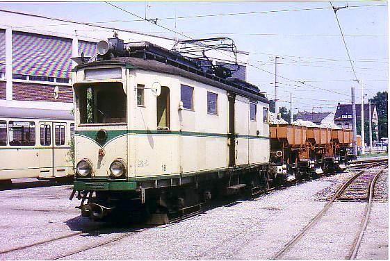 Schotter mit schwerem Gepaecktriebwagen