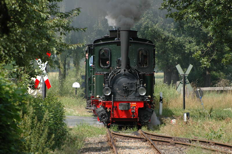 Franzburg vor Spreewald kreuzt den Bahnübergang
