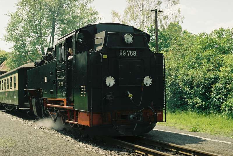 99 758 ist mit Zug in Jonsdorf abgefahren