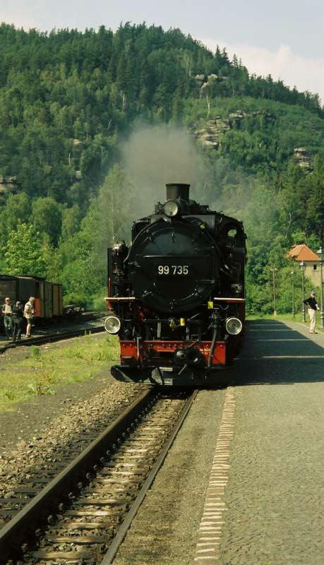 Zug läuft in Oybin ein