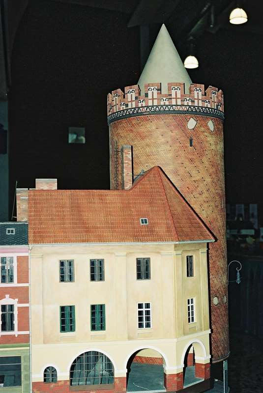 Brandenburger Stadtturm mit angrenzender Häuserzeile