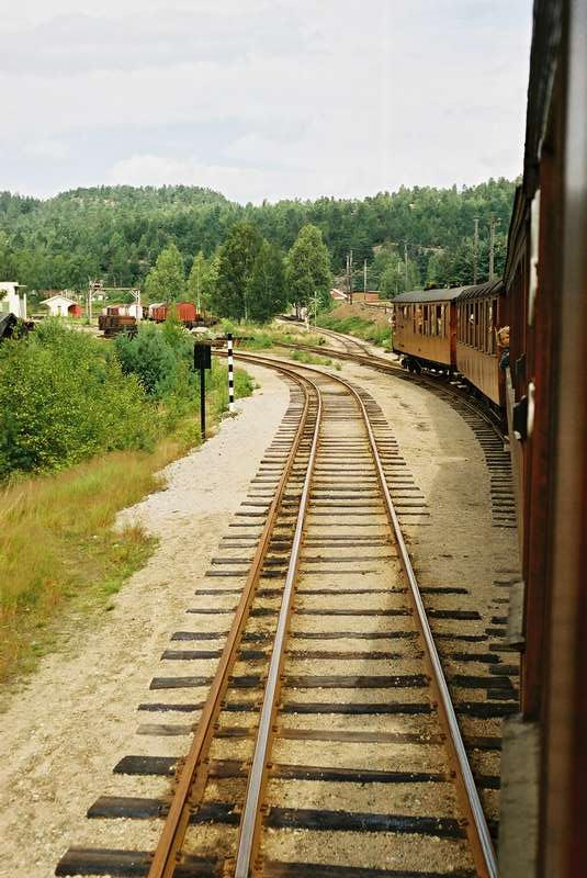 3-Schienen-Gleis im Bahnhofsbereich Grovane