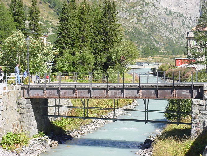 Stahlträgerbrücke in Gletsch