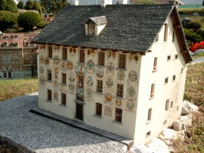 aufwändig bemaltes Haus