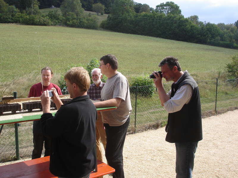 BBF_schaut_Fido_beim_Spielen_zu