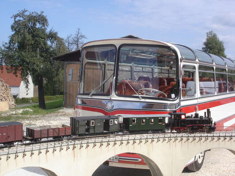 Viadukt_Zug_und_Bus