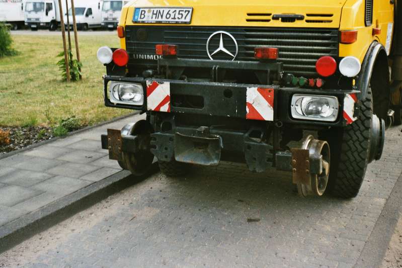 Schinenunimog_vorne