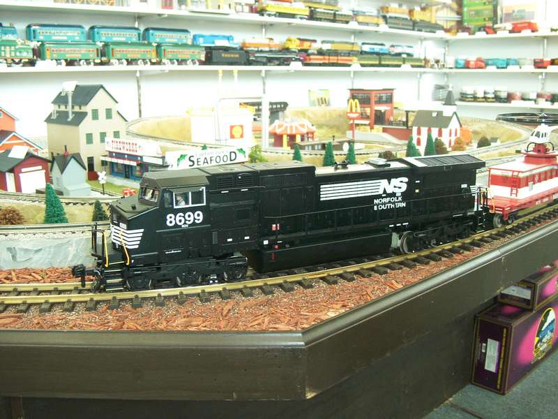 MTH DASH8 1:32