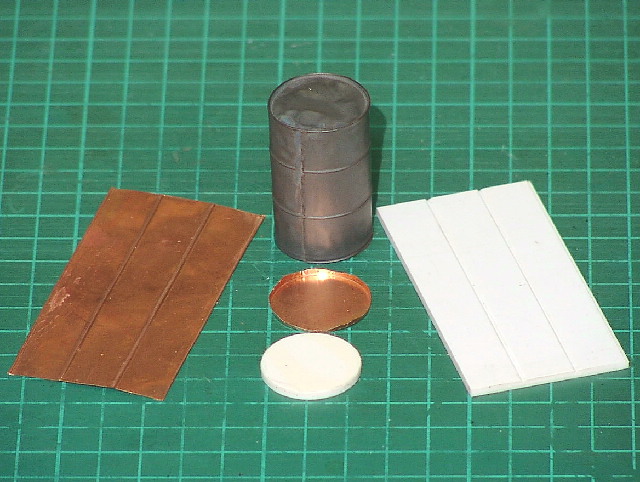 Fass mit Bauteilen