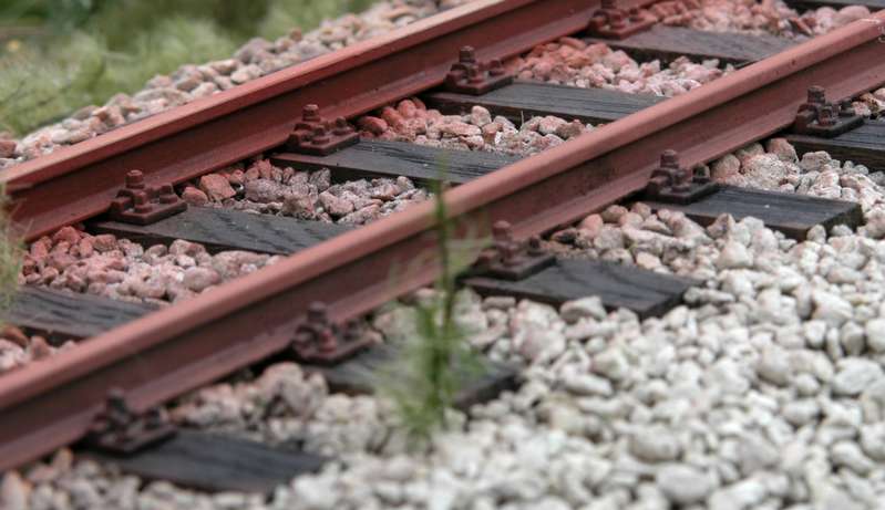 Bahndamm mit Gleis
