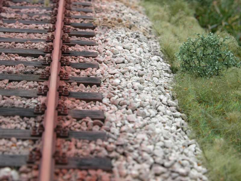 Bahndamm mit Gleis