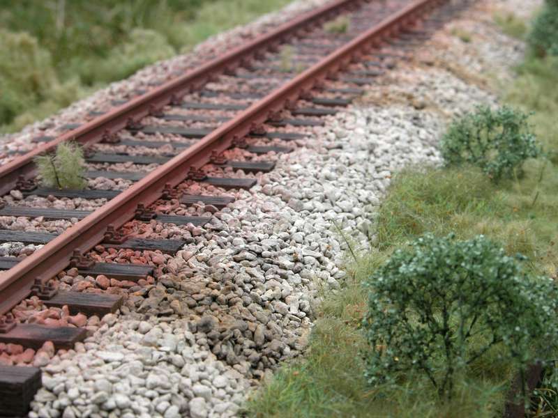 Bahndamm mit Gleis