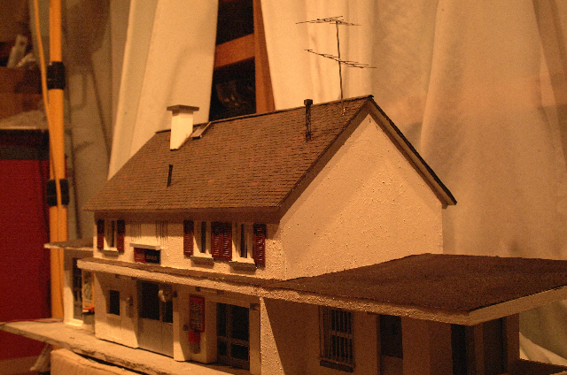 Zwischenstand, Gebaeude Bahnsteigseite