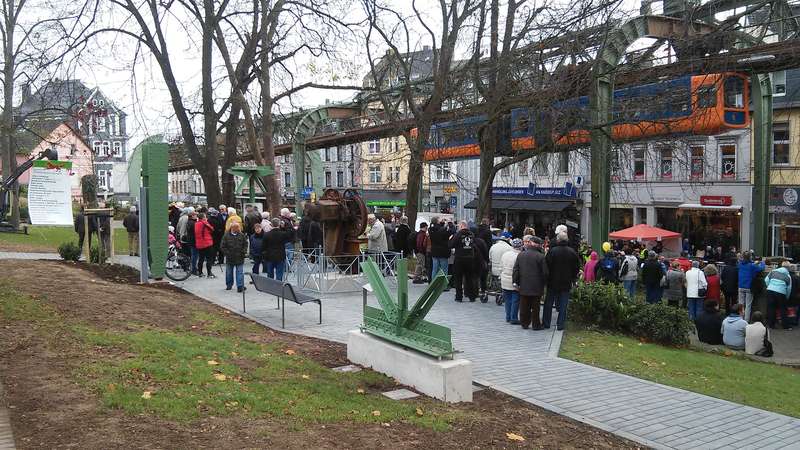 Warten auf die neue Schwebebahn 1
