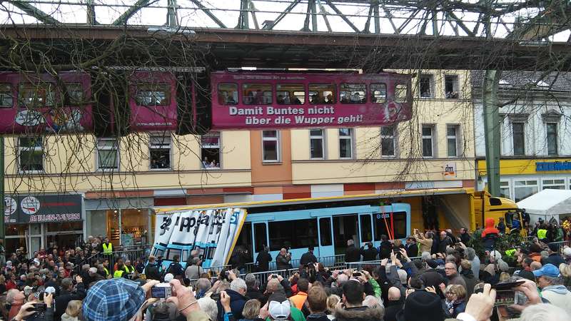 Warten auf die neue Schwebebahn 5