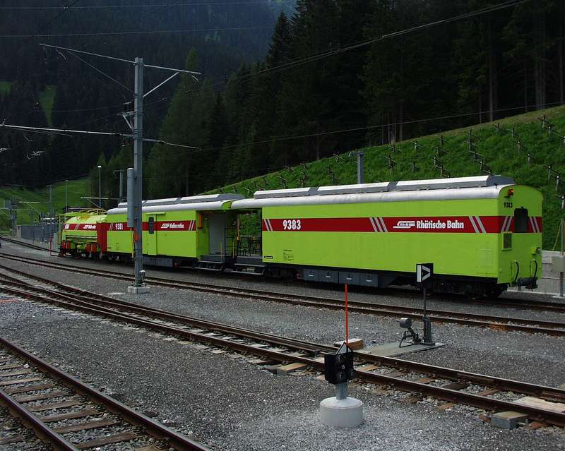 Feuerlöschzug vor dem Vereina Tunnel