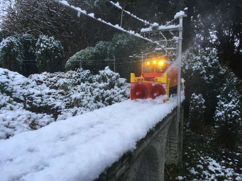 RhB_Xrotet_Schnee1