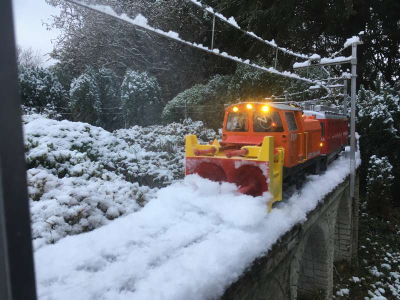 RhB_Xrotet_Schnee2