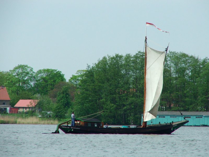 Flusskahn_unter_Segeln
