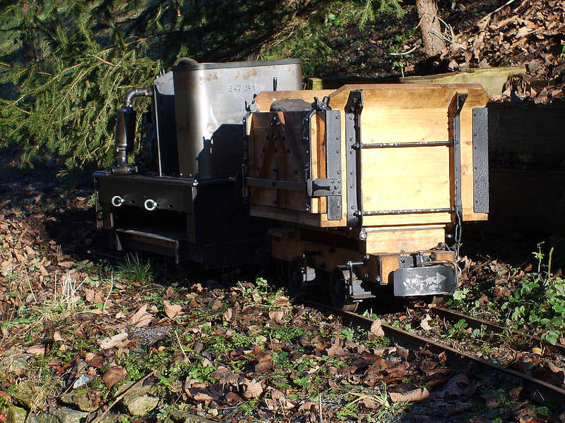 Feldbahnzug_am_Komposthaufen